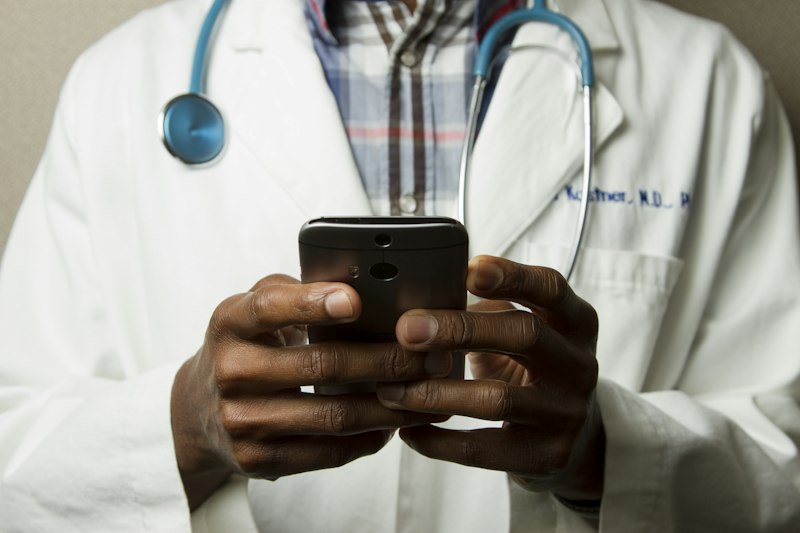 Doctor consulting pregnant patient